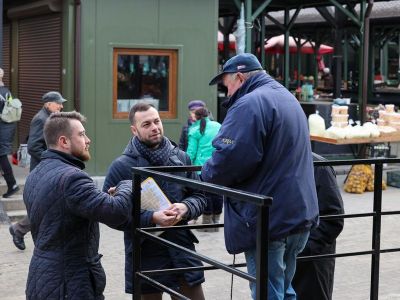 "Kawa z Romowiczem" na targu