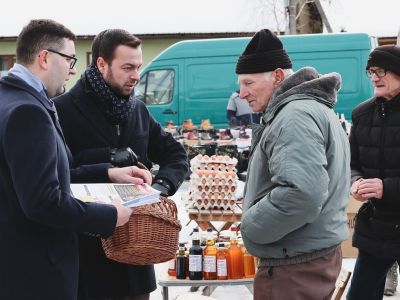 Rozmowy z mieszkańcami na targu