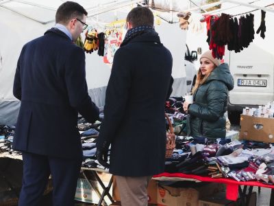 Rozmowy z mieszkańcami na targu