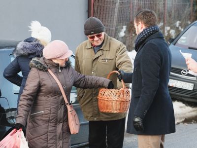 Rozmowy z mieszkańcami na targu